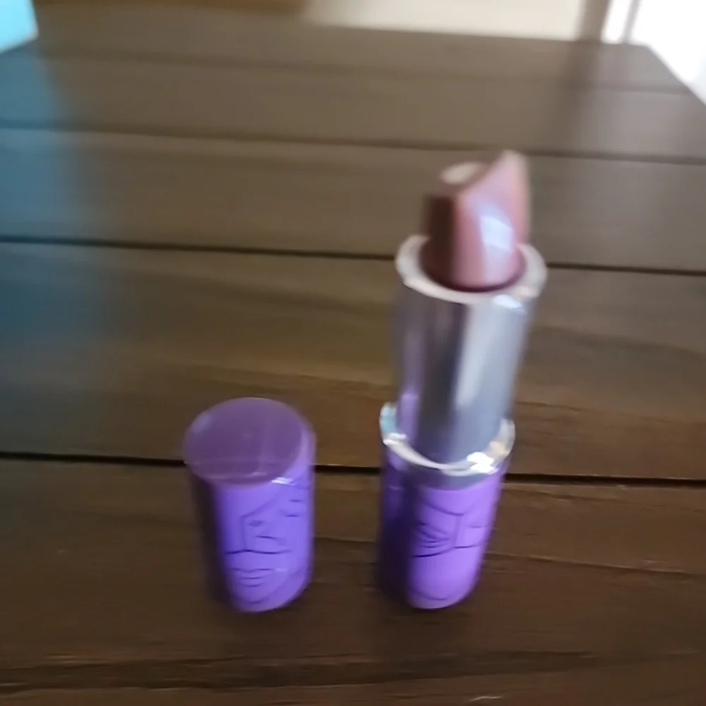 NWOB Clinique Dramatically Different Lipstick #50 A Different Grape Full Size
